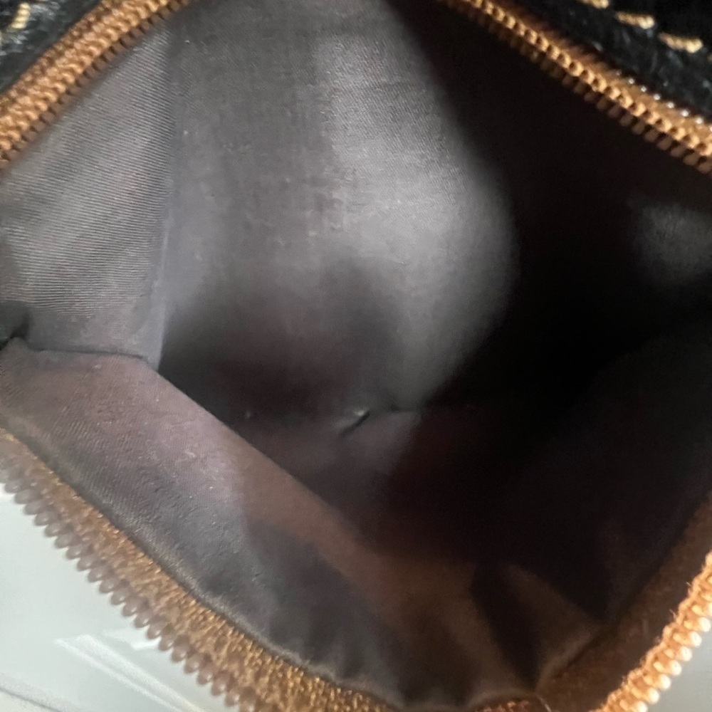 Elegant Black and Tan Leather Crossbody Bag - Picture 5 of 5